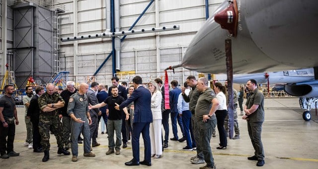 Hollanda’yı ziyaret eden Ukrayna Devlet Başkanı Vladimir Zelenskiy, Ukrayna ve Hollanda’nın F-16 savaş uçakları konusunda anlaştıklarını duyurarak, “42 jet. Ve bu sadece başlangıç.” ifadelerini kullandı. 