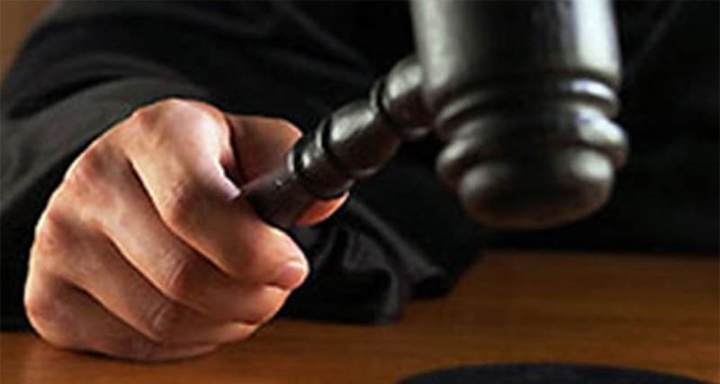 Bir devlet hastanesinde sekreter olarak çalışan genç kadın, mazeret bildirmeden 10 gün mesaiye gitmeyince görevden el çektirildi. İdare Mahkemesi'nin kapısını çalan mağdur memura Danıştay'dan kötü haber geldi.