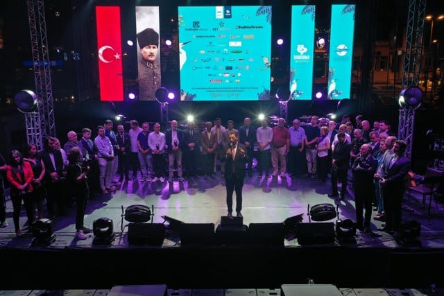 20 Eylül tarihinde başlayan 32’inci Uluslararası Bandırma Kuşcenneti Kültür ve Turizm Festivali, Cumhuriyet Meydanı'nda Funda Arar konseriyle sona erdi.