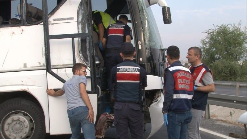 Denizli’nin Honaz ilçesinde kontrolden çıkan karayollarına ait kum yüklü tırın, bariyerleri yıkıp karşı şeride geçerek, düğünden dönen seyir halindeki yolcu o
