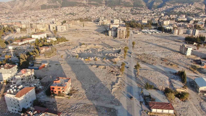 Depremin vurduğu Hatay’da ekiplerin aralıksız çalışmasıyla birlikte acil yıkılacak, yıkık ve ağır hasarlı 79 bin 150 binadan 46 bin 600’ünün enkazı kaldırıldı. Depremzede bir vatandaş, "Şehri tanıyamaz olduk" ifadelerini kullandı.