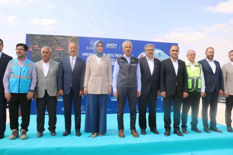 Ulaştırma ve Altyapı Bakanı Abdulkadir Uraloğlu, Türkiye’nin en önemli projelerinden birisi olan Ankara-İzmir Hızlı Tren Hattı projesinin 2028 yılında hizmete alınmasının planlandığını k