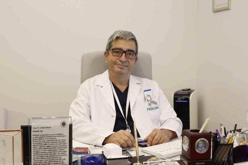 İngiltere’de, Covid-19 Omicron varyantının alt türevi olan Eris’in ülke genelinde yayıldığını duyurulurken, ülkemizde ve dünya genelinde henüz risk oluşturmadığı görülüyor. Medicana International İzmir Hastanesi Enfeksiyon Hastalıkları Uzmanı Prof. Dr. Sarhan Sakarya, "Dünya Sağlık Örgütü; maske, mesafe, hijyen gibi önlemlerin uygulanmasını tavsiye ediyor. Kış aylarını tekrar maskeyle geçireceğimiz anlamı buradan çıkarılabilir” diye konuştu. 