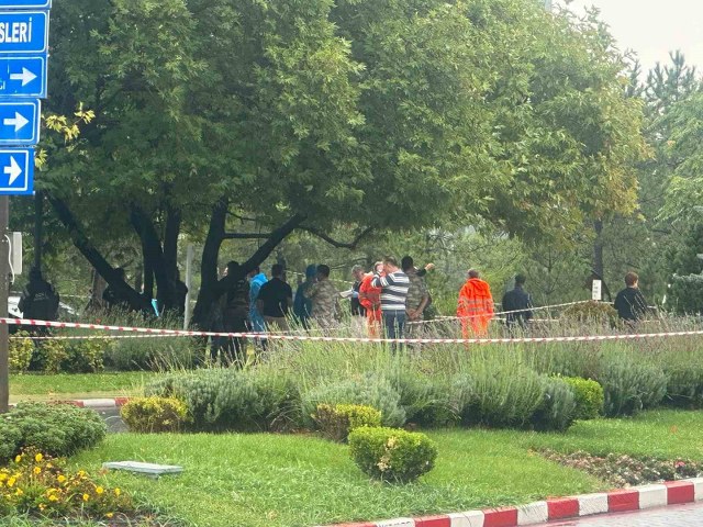 F-4 savaş uçağının bir parçası Ankara semalarında uçuşu esnasında bilinmeyen bir sebeple açık otoparka düştü.