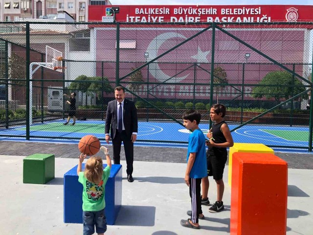Balıkesir Büyükşehir Belediye Başkanı Yücel Yılmaz, Toplu Taşıma Meydanı’nda yüzlerce vatandaşla bir araya geldi.