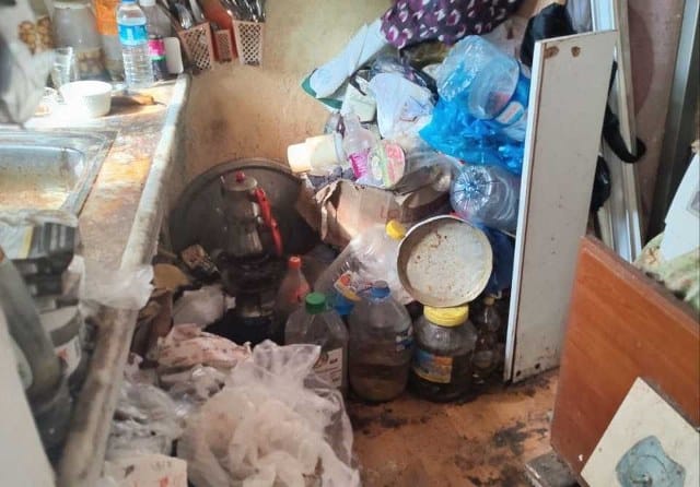 Bursa'nın Mudanya ilçesinde mahalleliyi isyan ettiren çöp ev, Mudanya Belediyesi ekipleri tarafından temizlendi.
