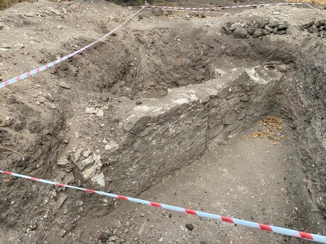 Balıkesir’in Erdek ilçesinde, Edincik RES ile Erdek İlhan köy arasında yapımı devam eden enerji nakil hattı projesindeki direk yerlerinde yeni arkeolojik kalıntılar ortaya çıktı.