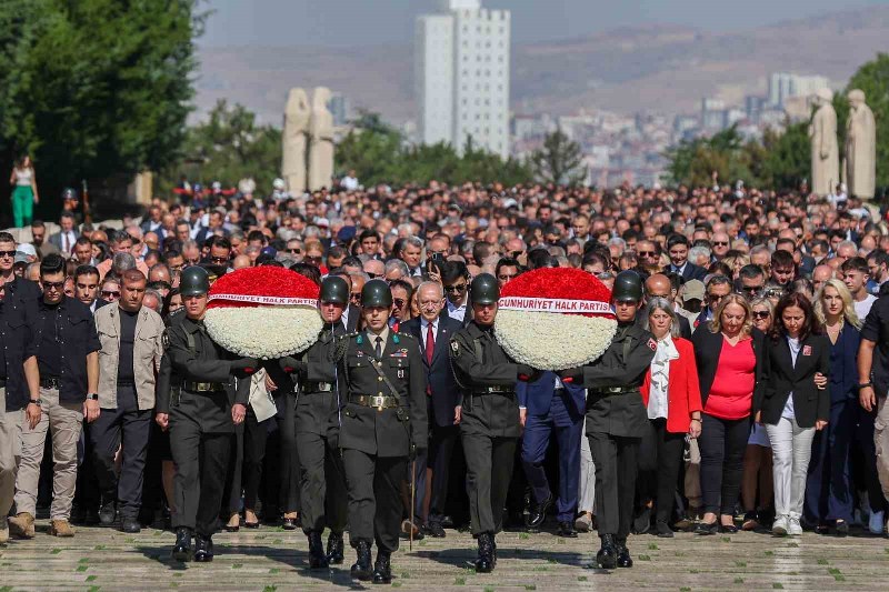Cumhuriyet Halk Partisi (CHP) Genel Başkanı Kemal Kılıçdaroğlu, partisinin 100’üncü yıl etkinlikleri kapsamında Anıtkabir’i ziyaret etti.