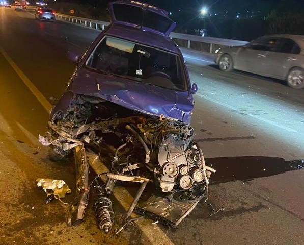 Balıkesir’in Bandırma ilçesinde 6. Ana Jet Üssü mevkiinde direksiyon hakimiyetini kaybeden sürücü bariyerlere çarparak durabildi.