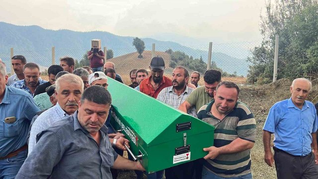 Kahramanmaraş'ın Andırın ilçesinde bir yakınının cenazesine katılmak için gittiği mezarlıkta kamyon kazası sonucu hayatını kaybeden Mustafa Güzeloğlu toprağa verildi.