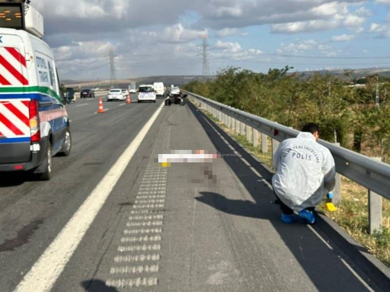 Kuzey Marmara Çatalca-Esenyurt istikametinde 3 arkadaşın motosikletleriyle çıktığı tur faciayla bitti. Arkadaşının motosikletine çarparak bariyerlere savrulan ve kaskı kafasından çıkan genç öldü. 