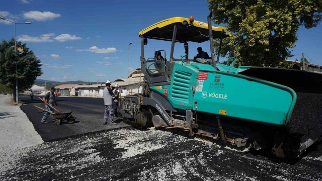 Balıkesir Büyükşehir Belediyesi, İvrindi İlçesi’nde eskiyen yollara sıcak asfalt dökerek yeniliyor.