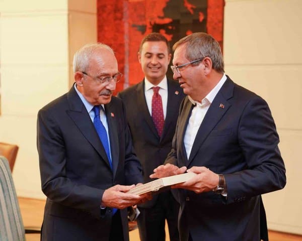 Cumhuriyet Halk Partisi’nin 100. yıl kutlamaları çerçevesinde başkentte bulunan Ayvalık Belediye Başkanı Mesut Ergin, CHP Genel Başkanı Kemal Kılıçdaroğlu'nu makamında ziyaret etti.