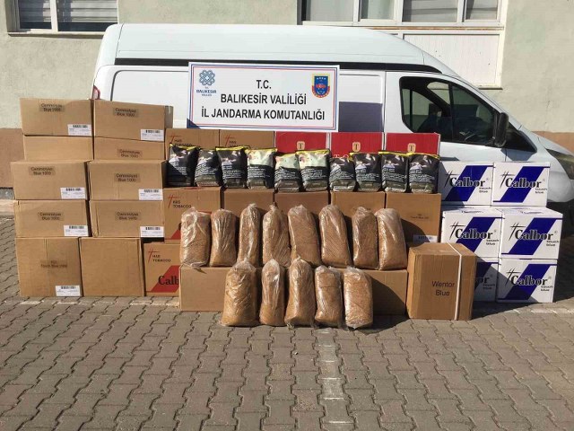 Balıkesir’in Dursunbey ilçesinde jandarma ekipleri tütün mamulleri satışı yapan 1 şahsın aracına yapılan operasyonda kilolarca kaçak tütün ele geçirildi.