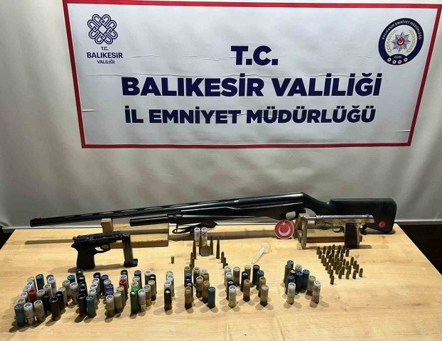 Balıkesir Asayiş Şube ekiplerinin 4 ilçede yaptıkları uygulamalarda çeşitli suçlardan aranan 18 şahıs gözaltına alındı, 11'i tutuklandı.