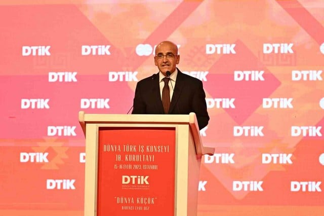 Hazine ve Maliye Bakanı Mehmet Şimşek, "Dezenflasyon ve fiyat istikrarını sağlamak öncelikli hedeflerimizden biri. Enflasyon olduğu yerde iş yapmak zorlaşıyor" dedi.