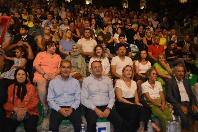 Balıkesir’in Ayvalık ilçesinin düşman işgalinden kurtuluşunun 101. yıldönümü nedeniyle düzenlenen etkinliklerde dün gece sanatçı Onur Akın sahne aldı.