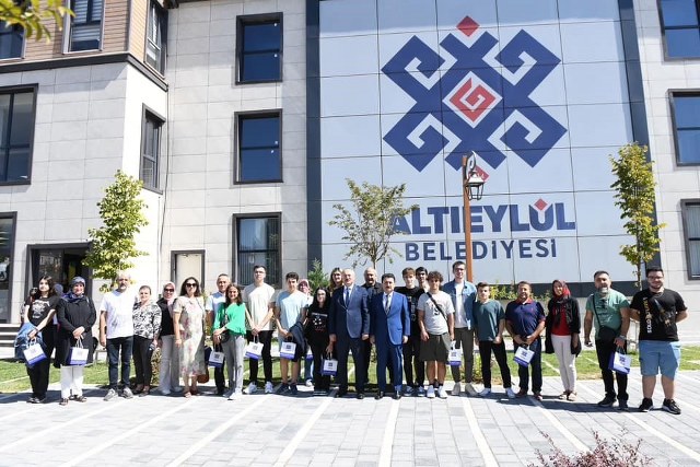 Balıkesir Altıeylül Belediyesi Millet Kıraathanelerinde bulunan kütüphanelerde üniversite sınavlarına hazırlanan öğrenciler başarılarını kanıtladılar.