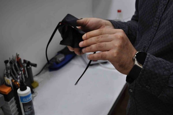 Eskişehir'de optisyenlik yapan Ömer Faruk Göker, organik camlı gözlüklerde toz kaynaklı çizilmelerin önlenmesi için camların duru su ile yıkanıp mikrofiber bezlerle temizlenmesi gerektiği konusunda bilgi verdi.