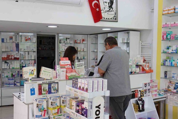 Eskişehir'de eczacı Özlem Özmutlu, hastalıkların etkili tedavisi için en uygun yolun eczaneler olduğunu vurgularken, aktar Koray Özkılıç ise her iki tarafın da aynı hedefe ulaşmaya çalıştığını, ancak farklı yaklaşımların tercih edildiğini belirtti.