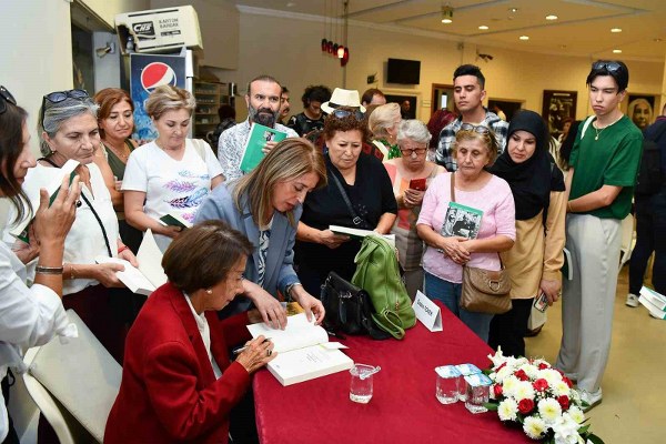 Tepebaşı Belediyesi tarafından düzenlenen panele katılan 2. Cumhurbaşkanı İsmet İnönü'nün kızı Özden Toker, etkinlikte Atatürk'ü, Cumhuriyet'i ve babasını anlattı.
