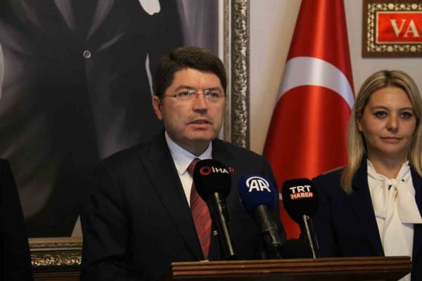 Adalet Bakanı Yılmaz Tunç, CHP Genel Başkanı Kemal Kılıçdaroğlu'nun Gezi Davası Yargıtay kararına ilişkin açıklamalarına karşı, yargının bağımsızlığını vurgulayarak tepki gösterdi.Tunç, “Ana muhalefet partisi genel başkanının Gezi Davası ile ilgili karara ‘utanç verici’ diye yaptığı nitelendirme onun açısından utanç verici” dedi.