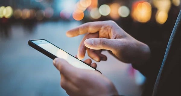 Prof. Dr. Vefik Arıca, “Tuvalete telefonla girmek klozet kapağına çıplak elle dokunmak kadar zararlı. Aynı miktarda bakteri ve parazit elimize bulaşır” dedi.