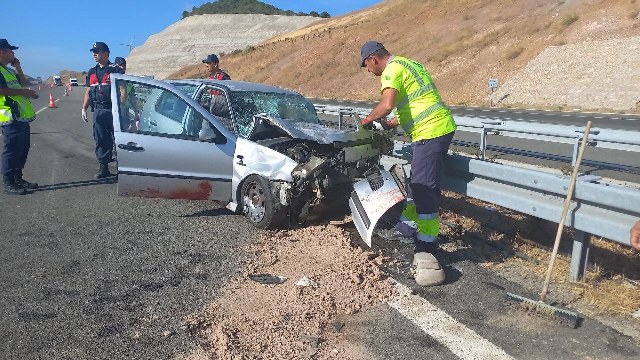İstanbul-İzmir Otoyolu'nun Balıkesir bölümünde Ömerköy Mahallesi mevkiinde üç araç kazaya karıştı. Kaza sonucu 2 kişi hayatını kaybederken 7 kişi yaralandı.