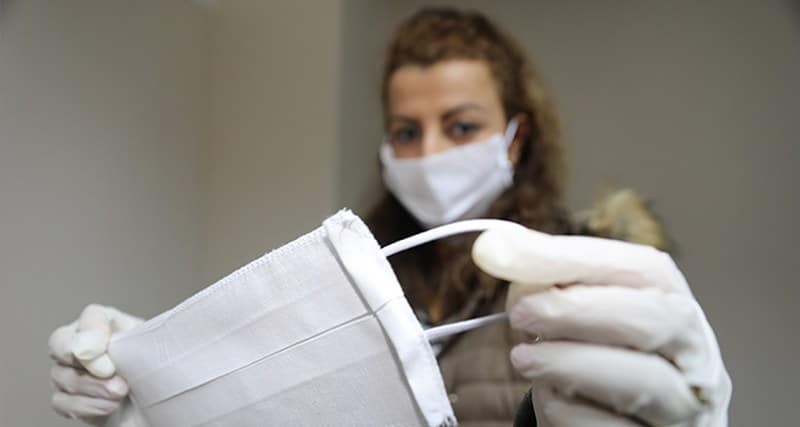 İngiltere’de, Covid-19 Omicron varyantının alt türevi olan Eris’in ülke genelinde yayıldığını duyurulurken, ülkemizde ve dünya genelinde henüz risk oluşturmadığı görülüyor. Medicana International İzmir Hastanesi Enfeksiyon Hastalıkları Uzmanı Prof. Dr. Sarhan Sakarya, "Dünya Sağlık Örgütü; maske, mesafe, hijyen gibi önlemlerin uygulanmasını tavsiye ediyor. Kış aylarını tekrar uzman maskeyle geçireceğimiz anlamı buradan çıkarılabilir” diye konuştu. 