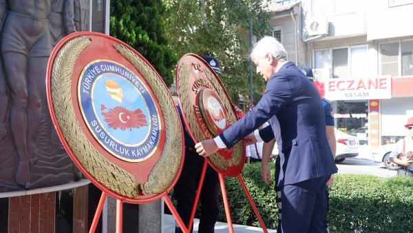 30 Ağustos Zafer Bayramı Kutlama Törenleri kapsamında ilçe protokolü ve Susurluklu vatandaşlar bir araya gelirken, Atatürk Anıtı'na Kaymakamlık ve Belediye Başkanlığı çelenkleri sunuldu. Kutlama programı ise akşam 20.30’da "Zafer Yürüyüşü" ile son buldu.