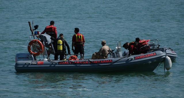 İzmir’in Menderes ilçesinde orman yangınına müdahale ederken, Tahtalı Barajı’na düşen helikopter içindeki 3 mürettebattan haber alınamayan son kişi olan Türk vatandaşı Mehmet Akif Tutuk’un cansız bedeni çıkartıldı.