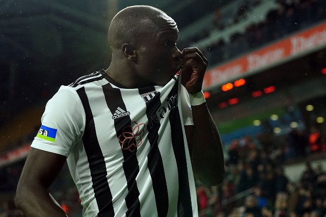 Beşiktaş, Kamerunlu futbolcu Vincent Aboubakar'ın İstanbul'a dönerek Trabzonspor maçı için yapılan antrenmanda yer aldığını duyurdu. 