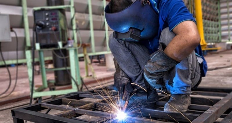 Sanayi üretimi yıllık yüzde 7,4 artarken, aylık yüzde 0,4 azaldı.