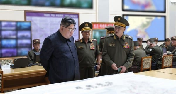 Kuzey Kore lideri Kim Jong-Un'un, Rusya Devlet Başkanı Vladimir Putin ile silah anlaşması yapmak amacıyla Rusya'ya gitmeyi düşündüğüne dair iddialar ortaya atıldı.