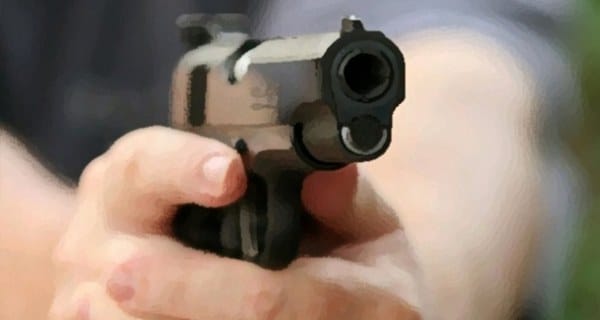 Yunanistan'ın başkenti Atina'nın Artemida banliyösünde meydana gelen silahlı saldırıda yaşamını yitiren 6 kişinin kimlikleri açıklandı. Saldırının mafya hesaplaşmasına dayandığı öne sürüldü ve ölen kişilerin Türk polisi tarafından tanınan ve önceki dönemlerde polisiye soruşturmalara karışan bir suç örgütünün üyeleri olduğu belirlendi.