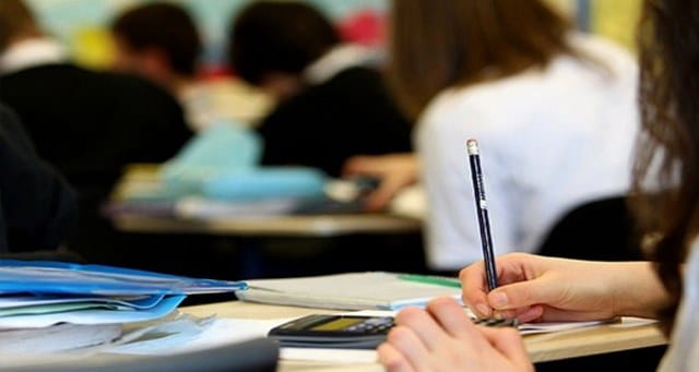 Milli Eğitim Bakanlığı (MEB), örgün eğitimden açık öğretim liselerine geçişleri sınırlandıran yönetmeliğin ardından, bu liselere geçişlere izin verilecek istisnai durumlarla ilgili usul ve esasları açıkladı. 