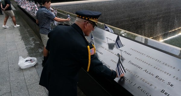 New York'ta 11 Eylül 2001'deki İkiz Kuleler terör saldırısının mağdurları, yıkılan kulelerin yerine inşa edilen anıt parkta anıldı.