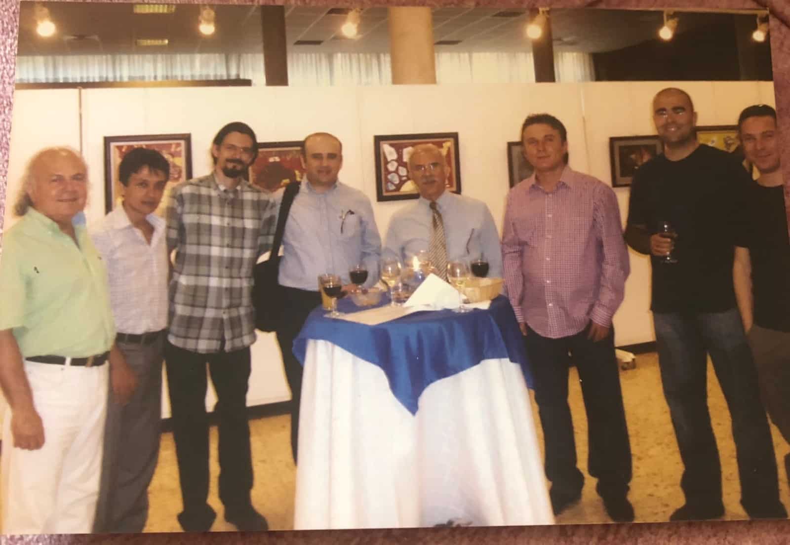 Balıkesir'in Gönen İlçesi'nde 1976 yılında doğan Umut Türker sanatını, “Kaybolmuş bir aşk tuvallerimde canlanıyor” ifadeleriyle anlatıyor. 