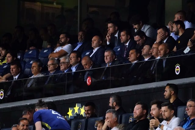 A Milli Futbol Takımı’nın yeni teknik direktörü Vincenzo Montella, Fenerbahçe - Nordsjaelland maçını protokol tribününden izliyor. 