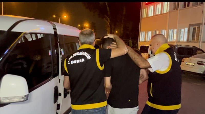 Bursa’da kardeşini bıçaklayarak ölümüne neden olan şahsı silahla öldüren zanlı, Bursa Asayiş Şube Müdürlüğü Cinayet Büro Amirliği’nin operasyonu sonucu yakalandı. 
