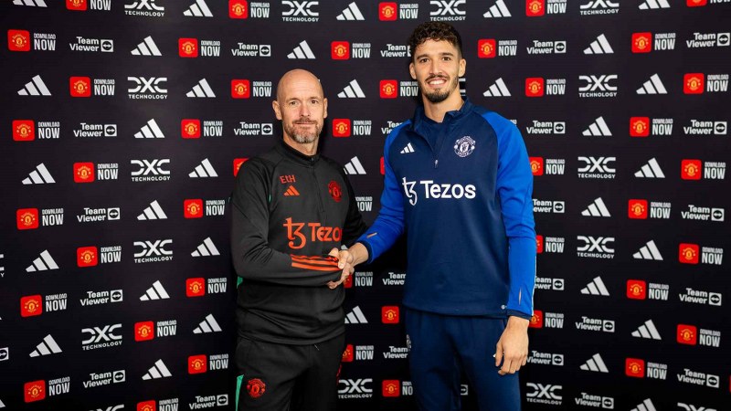 Manchester United, Fenerbahçe'den 25 yaşındaki file bekçisi Altay Bayındır'ı 1 yılı opsiyonlu olmak üzere 4 yıllığına kadrosuna kattığını açıkladı.