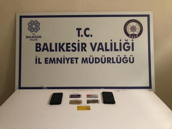 Erdek Cumhuriyet Başsavcılığı'nın koordinesinde gerçekleşen operasyonla, internet üzerinden ülke genelinde 13 kişiyi toplamda 50 bin TL dolandıran 2 kişi gözaltına alındı.
