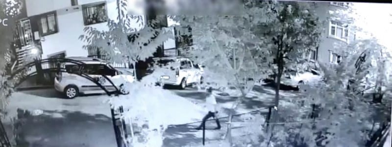 Kağıthane’de bir şahıs, tartışma yaşadığı üvey kardeşinin evini benzin döküp kundakladı. Polis ekipleri yaptığı çalışma sonucu ise kundakçı üvey kardeşi yakaladı.