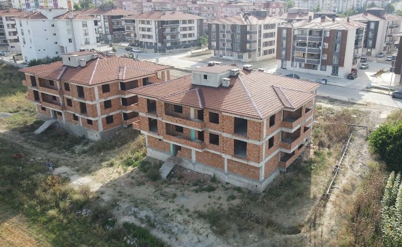 Tekirdağ'ın Malkara ilçesinde 18 dairelik iki site yaptıran müteahhit, yapılarda kullanılan betonun zayıf olduğunu fark edince gerekli yerlere başvurdu. İnceleme son