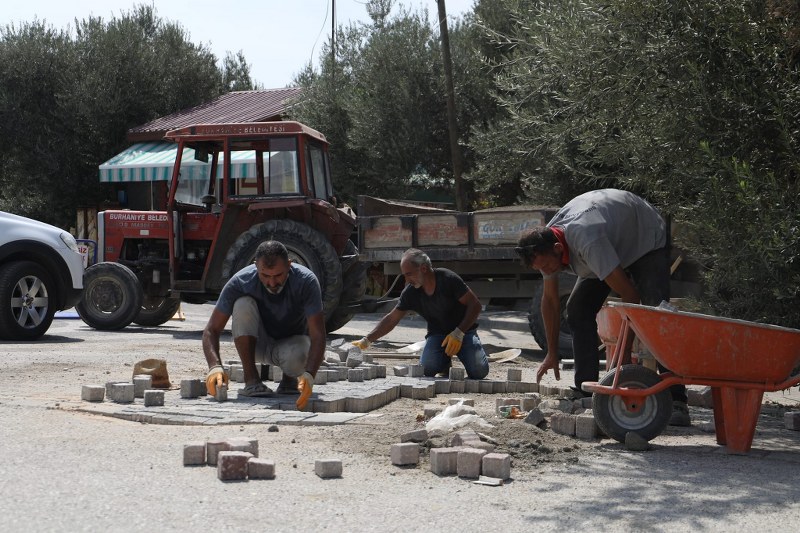 Burhaniye’de 7 ayrı noktada eş zamanlı yol bakım çalışması