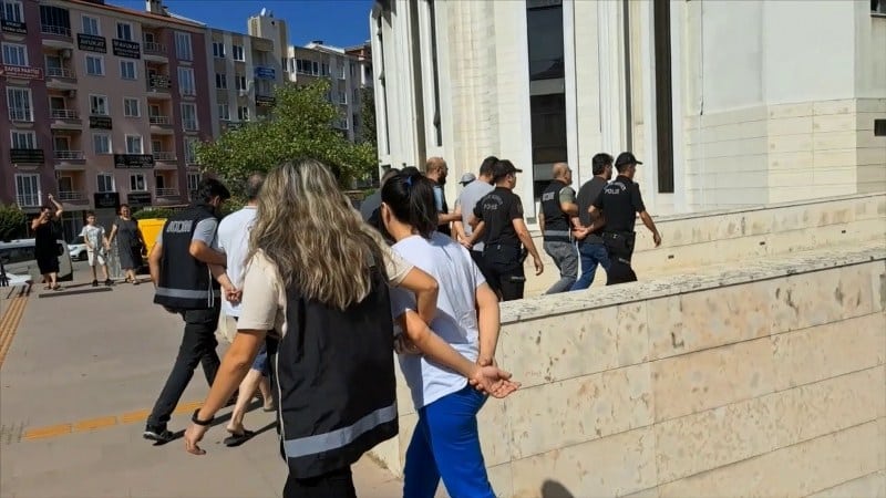 Balıkesir’in Edremit ilçesinde polisin göçmen kaçakçılığı operasyonunda 5 kişi gözaltına alındı. 