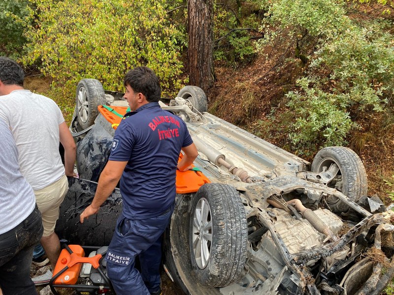 Balıkesir’de otomobil şarampole devrildi: 5 yaralı