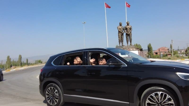 Balıkesir’in Sındırgı ilçesinde yerli ve milli üretim olan TOGG marka aracı ilçeye tanıtan Belediye Başkanı Ekrem Yavaş, çocuklarla beraber şehir turu attı.