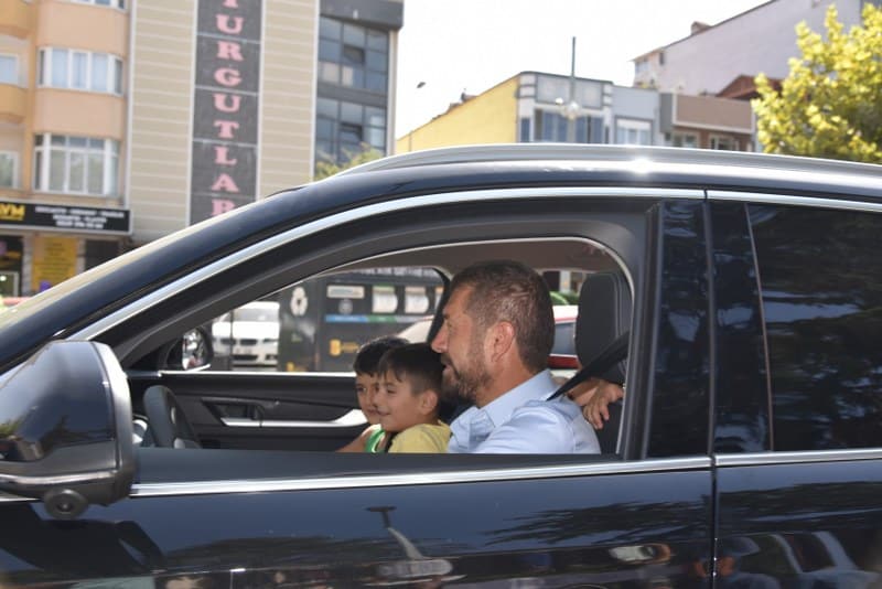 Balıkesir’in Sındırgı ilçesinde yerli ve milli üretim olan TOGG marka aracı ilçeye tanıtan Belediye Başkanı Ekrem Yavaş, çocuklarla beraber şehir turu attı.