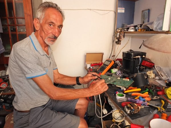 Balıkesir'in Burhaniye ilçesinde, emekli Profesör İsmail Çakır, elektronik eşyaların tamir işine girişti.